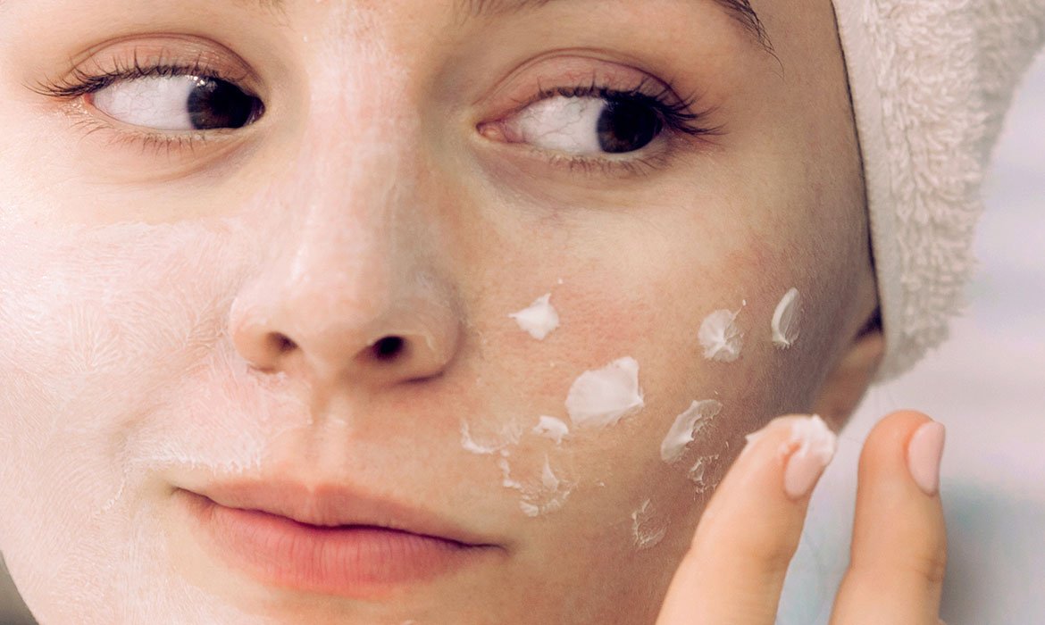 Otra pequeña recomendación para saber cómo mantener tu pelo limpio es que cuando te apliques las cremas o el maquillaje lo hagas con la cara completamente despejada y evitando el nacimiento del pelo para no pringar.
